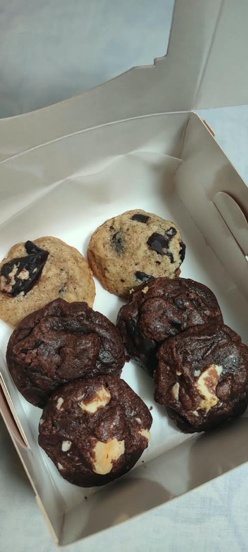 Box of six mini cookies, classic and chocolate